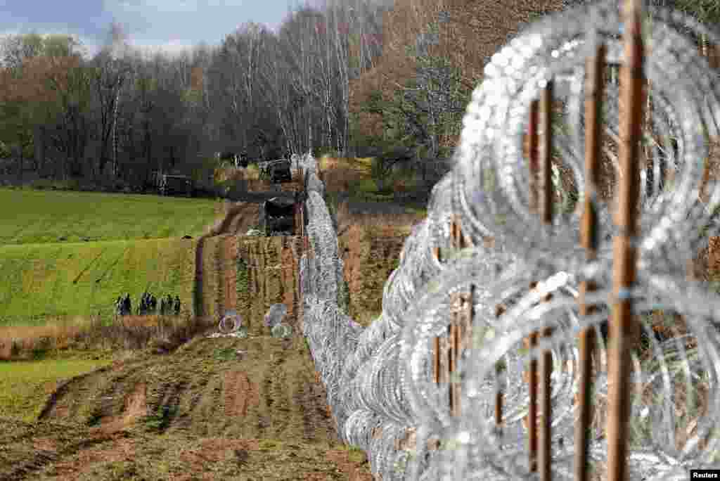 Gardul de sârmă ghimpată care se vede în această fotografie este o barieră temporară de-a lungul graniței dintre Kaliningrad și Polonia, înainte de începerea lucrărilor la un gard „electrificat” care va avea o înălțime de 2,5 metri.