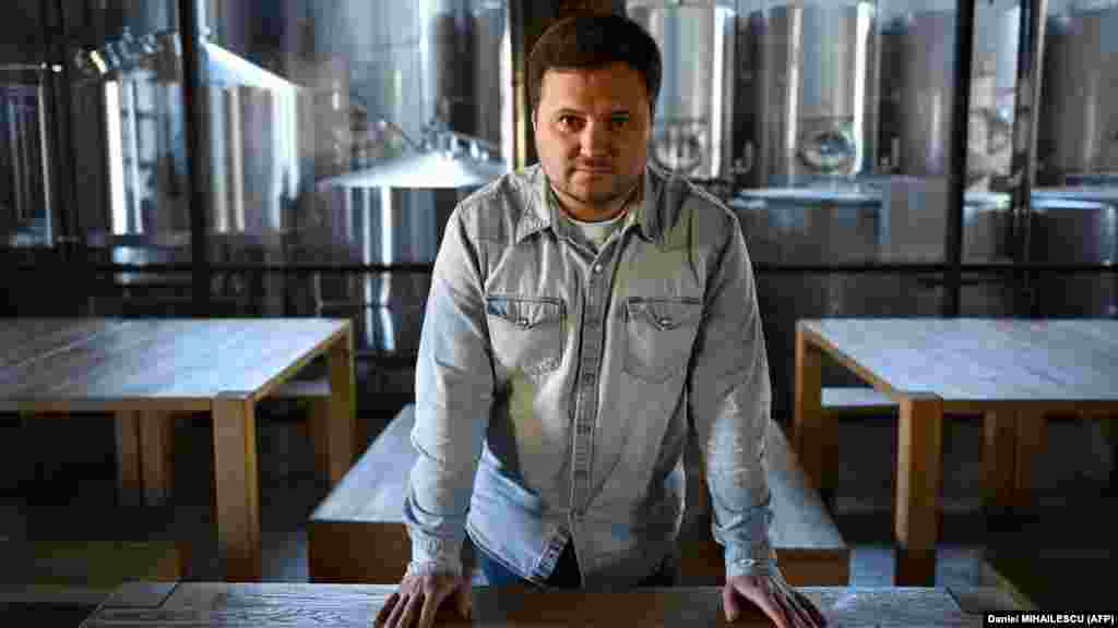 Sergei Litra, proprietarul fabricii de bere Litra, prima fabrică de bere artizanală din Moldova, încearcă din greu să facă economii la energie. Angajații lui lucrează acum în două schimburi în afara orelor de vârf, unul dintre ele fiind de la 11 p.m. la 5 a.m. „Totul depinde de când se va termina războiul din Ucraina. Acest război a făcut pe toată lumea să înțeleagă că avem nevoie de independență energetică”, a spus omul de afaceri de 36 de ani pentru AFP, adăugând că se gândește să cumpere panouri solare. 