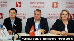 Natalia Parasca (stânga), lidera partidului „Renaștere”, inclusă pe lista de sancțiuni a Marii Britanii, la o conferință de presă alături de deputații recent condamnați - Alexandr Nesterovschi și Irina Lozovan, octombrie 2023.