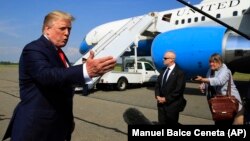ترامپ روز سهشنبه به خبرنگاران گفت «اینکه شما بروید و موشک روسی بخری، و ما اجازه نداشته باشیم میلیاردها دلار سلاح به آنها بفروشیم، شرایط عادلانهای نیست».