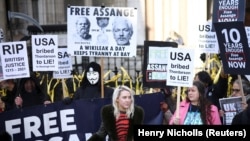 Marsh protestues në mbështetje të Julian Assange.