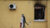 A helyéről azóta kivágott Banksy-falfestmény Hosztomelben 2022. november 13-án