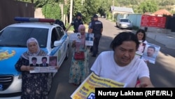 Шыңжаңнан туыстарын қайтаруды талап еткен топ Алматыдағы Қытай консулдығы алдындағы наразылық шарасында. Қыркүйек айы, 2022 жыл.