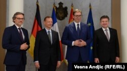 Presidenti i Serbisë, Aleksandar Vuçiq, bashkë me të dërguarin e posaçëm të Bashkimit Evropian për dialogun Kosovë-Serbi, Mirosllav Lajçak, dhe këshilltarët e Gjermanisë dhe Francës për këtë dialog, Jenns Plettner dhe Emmanuel Beaune. Beograd, 9 shtator 2022. 