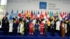 Liderii G20 s-au fotografiat alături de personal medical și de intervenție pentru a saluta eforturile depuse de acesta în pandemie.