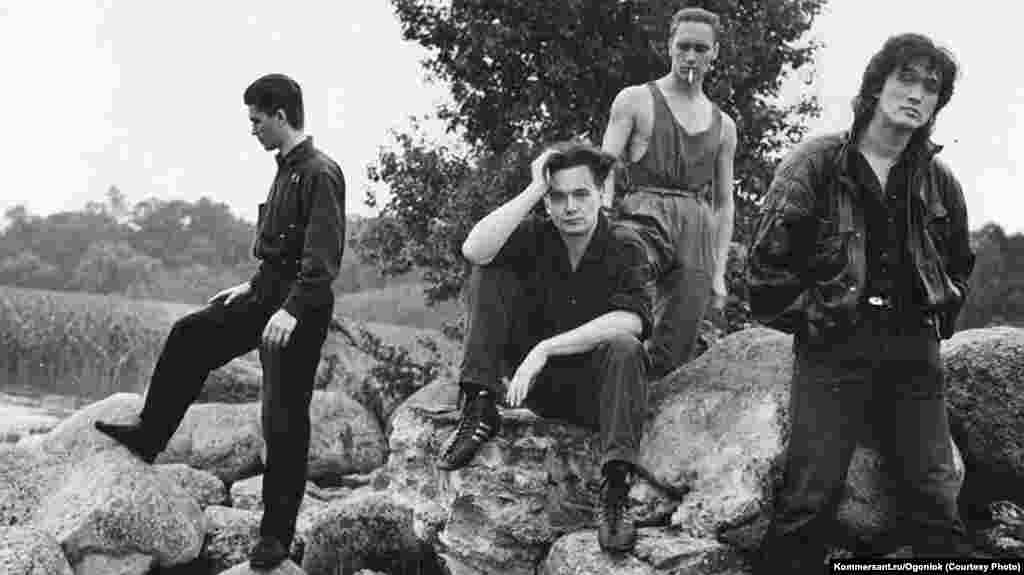 У 1982 році Цой створив гурт «Кіно» і записав перший альбом під назвою «45». Пісня «Електричка», про людину, яка застрягла у приміському потязі і рухається в неправильному напрямку, була сприйнята як метафора життя в Радянському Союзі і було негайно заборонена