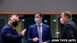 Orbán Viktor beszél Alexander De Croo belga és Stefan Lofven svéd miniszterelnökhöz Brüsszelben, 2021. május 25-én. 