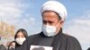 محمد علی زم بر سر مزار فرزندش روح‌الله زم