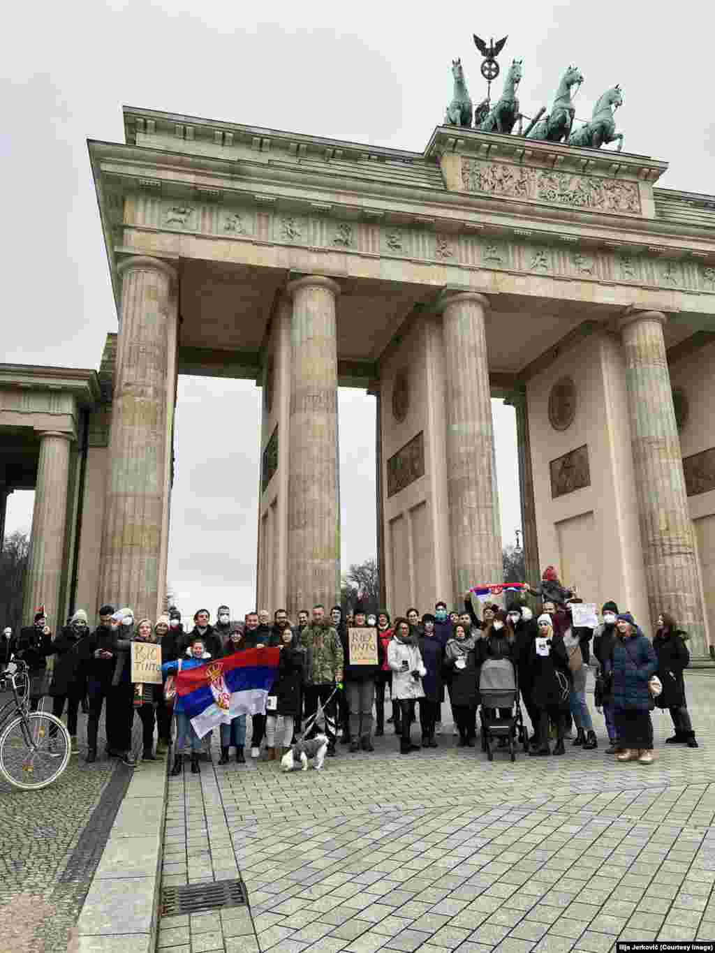 Një grup qytetarët janë mbledhur pranë portës së Brandenburgut në Berlin në mbështetje të protestuesve në Serbi. 
