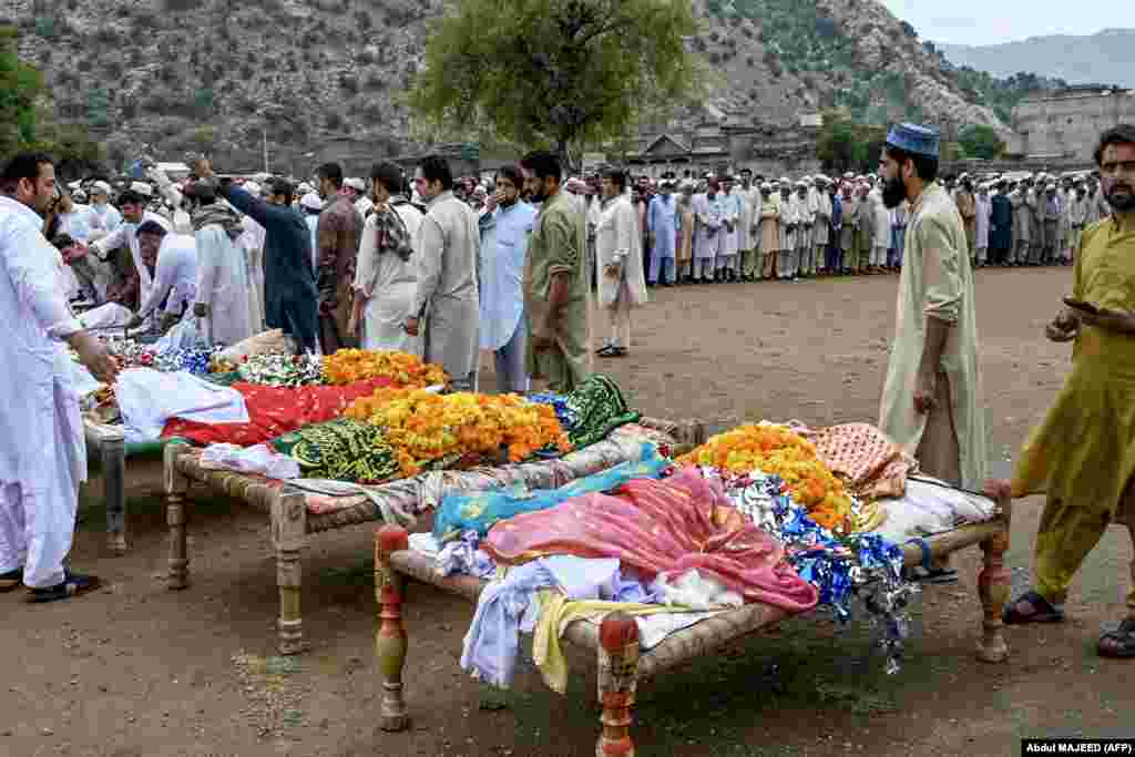 Njerëzit mblidhen për lutje gjatë një funerali për viktimat që vdiqën nga përmbytjet në Darra Adam Khel, Provinca Khyber Pakhtunkva, Pakistan. 