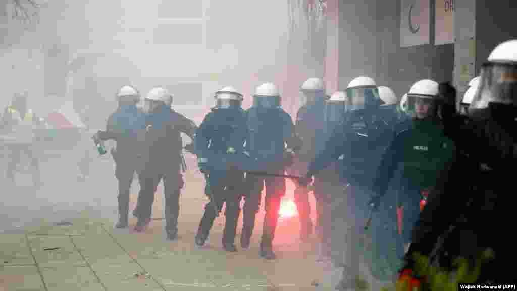 Policija tokom protesta 6. marta u Varšavi. Evropska unija kaže da je njen "Zeleni dogovor" dio cilja da se postigne "klimatska neutralnost" do 2050. godine, za koju Brisel kaže da utvrđuje poziciju EU kao vodeće u globalnoj borbi protiv klimatskih promjena".