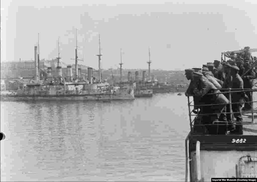 Militari germani privind la navele de război rusești capturate în portul Sevastopol în mai 1918. În ultimele luni ale Primului Război Mondial, forțele germane s-au aliat pentru scurt timp cu luptătorii naționaliști ucraineni din Crimeea pentru a-i scoate pe militarii bolșevici din peninsula.