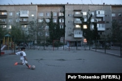 Egy fiú futballozik Ulkenben