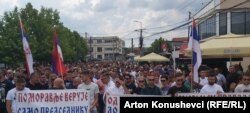 Qytetarët serbë të mbledhur në Graçanicë.