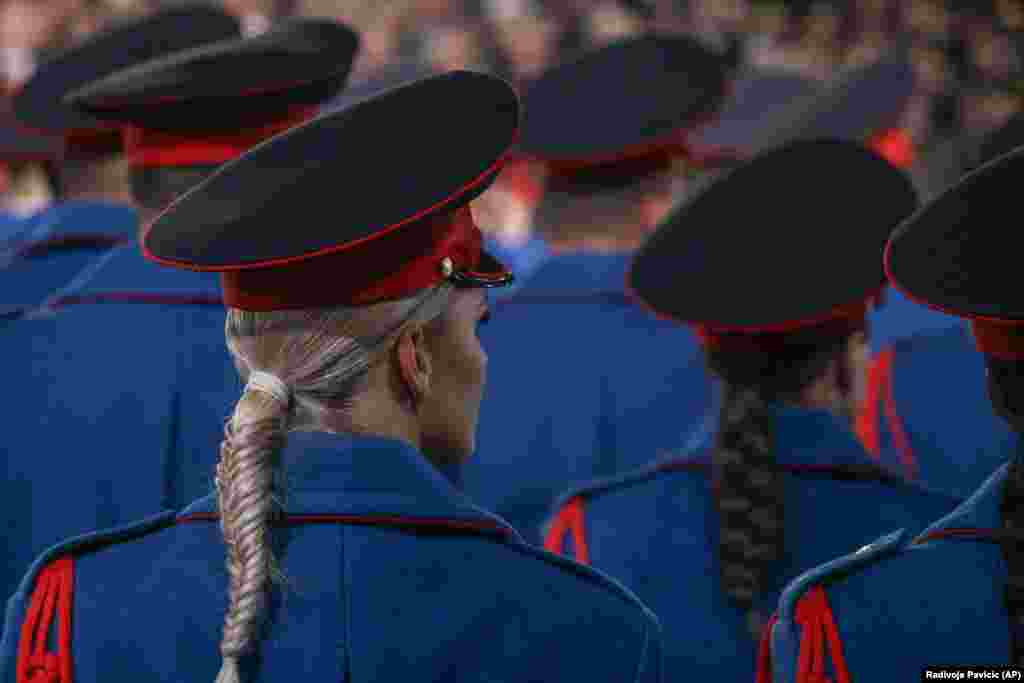 Membrii forțelor de ordine a sârbilor bosniaci merg în marș în timpul unei parade care marchează cea de-a 32-a aniversare a Republicii Srpska în Banja Luka, la 240 de kilometri nord-vest de Sarajevo.