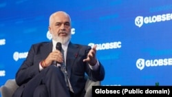 Kryeministri i Shqipërisë, Edi Rama, gjatë një diskutimi për brishtësinë e Ballkanit, në kuadër të Forumit Globsec, që po mbahet në Pragë të Republikës Çeke, 30 gusht 2024.