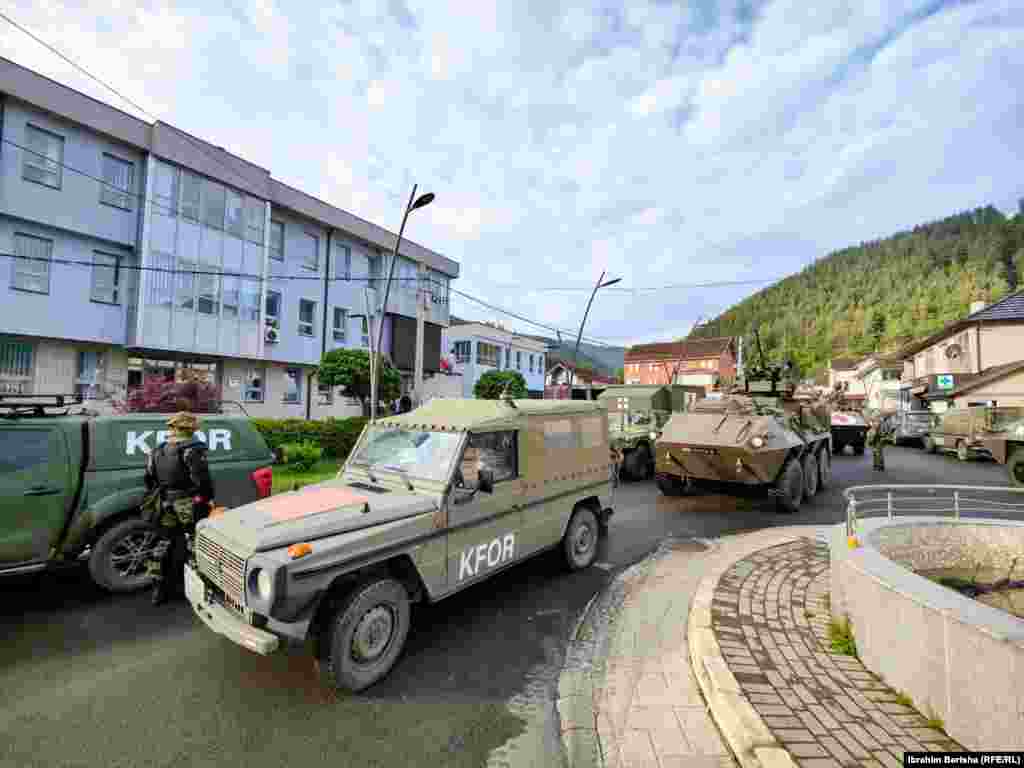 Disa makina të KFOR-it para ndërtesës së komunës së Zubin Potokut. 