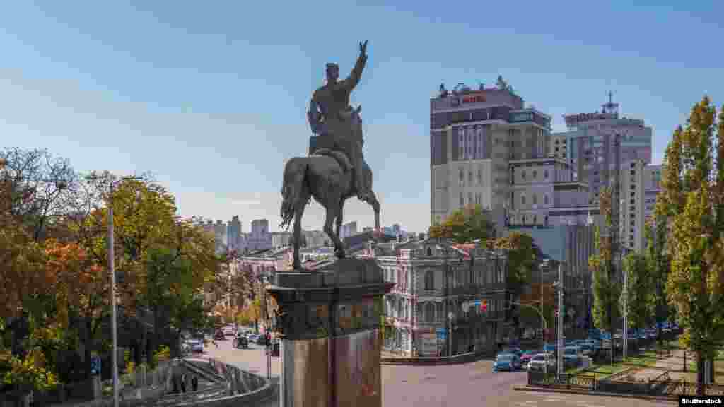 Një monument për komandantin ushtarak të carit të Ushtrisë së atëhershme të Kuqe, Nikolai Shchors, në qendër të Kievit. Monumenti u vandalizua vazhdimisht para se të rrëzohej më 9 dhjetor 2023. Në këtë foto të tetorit të vitit 2021, mund të shihet këmba e përparme e kalit e zëvendësuar, pasi gjymtyra origjinale prej bronzi u sharrua nga aktivistë të panjohur. 