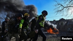 Спасувачи носат жена повредена во руски ракетен напад во Запорожје, 5 април 2024 г.