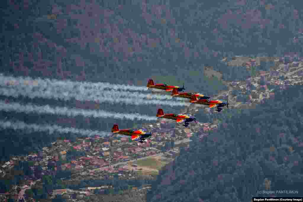 Piloții de la Aeroclubul României au participat cu avioane IAR 99 Şoim.
