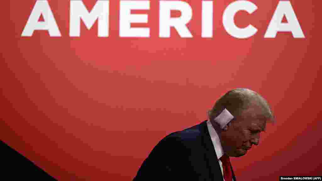 Donald Trump volt amerikai elnök és 2024-es republikánus elnökjelölt a 2024-es republikánus jelöltállító gyűlés első napján a Fiserv Forumban, Milwaukeeban, Wisconsin államban 2024. július 15-én, három nappal az ellene elkövetett merényletkísérlet után