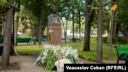 Bustul lui Mihai Eminescu din Grădina Publică „Ștefan cel Mare și Sfânt”, Chișinău
