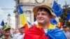 Një flamur i BE-së me emblemën kombëtare të Ukrainës shpaloset gjatë një tubimi në Sheshin e Pavarësisë në Kiev, Ukrainë. (Fotografi nga arkivi)