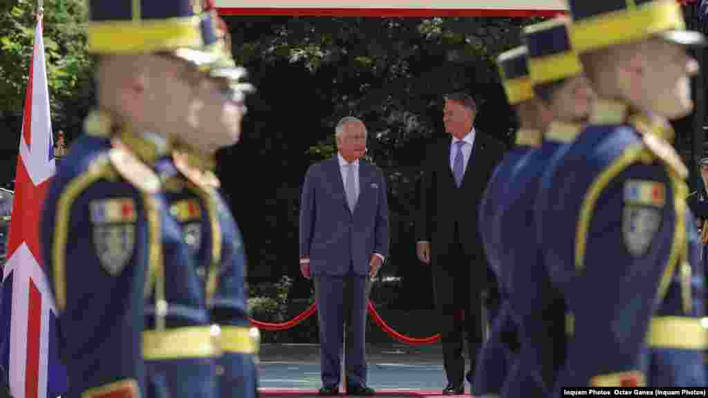 Regele Charles a primit salutul Gărzii de onoare şi a salutat în română: „Bună ziua!”