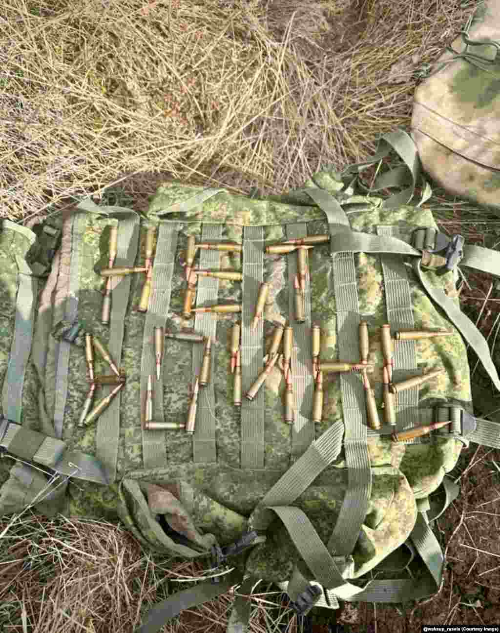 Выложенная пулями фраза «Нет войне» на камуфляжном рюкзаке. Это одно из нескольких изображений, предположительно сделанных российскими военными, которые были опубликованы telegram-каналом #Очнись в этом году 