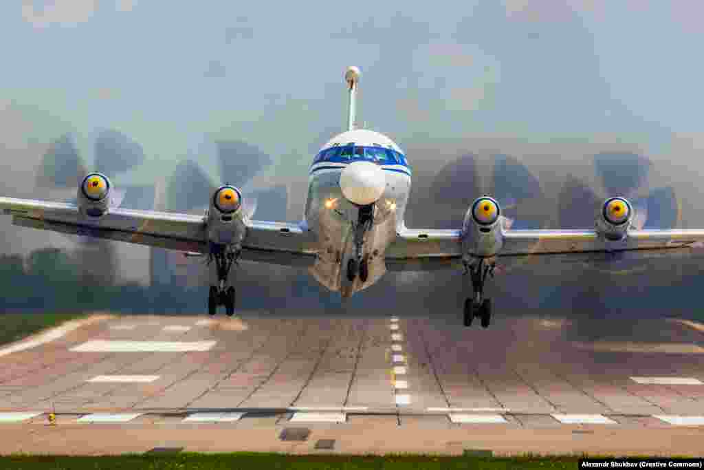 Një avion kontrolli ajror Il-22 duke u ngritur nga një fushë ajrore e Moskës në maj të vitit 2016. Kievi, gjithashtu, pretendoi se kishte "shkatërruar" një avion Il-22 në të njëjtën natë që u rrëzua avioni A-50. Fotot u shfaqën më vonë dhe tregonin se Il-22 me sa duket i kishte mbijetuar një uljeje emergjente me një bisht të dëmtuar rëndë nga copëzat. 