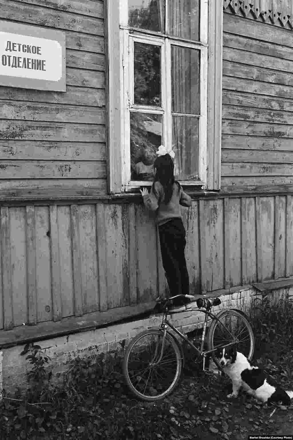Девочка заглядывает в окно детской больницы, 1988 год
