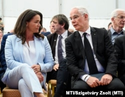 Novák Katalin köztársasági elnök és Balog Zoltán püspök a szentendrei Szabadtéri Néprajzi Múzeum Erdély épületegyüttese első kiállítási egységének megnyitóján, 2022. május 19-én