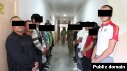 Көкбөрү оюну аяктагандан кийинки жаңжалга байланыштуу кармалгандар. Ош облустук милициясы тараткан сүрөт. 1-сентябрь, 2023-жыл.