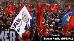 Në mënyrë të organizuar, mijëra qytetarë nga vende të ndryshme të Kosovës kanë ardhur për të marshuar në kryeqytet. 2 prill 2023.