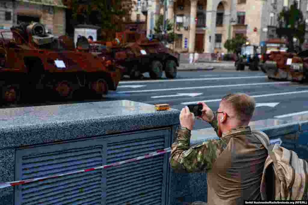 Зьнішчаная расейская вайсковая тэхніка, разьмешчаная ў Кіеве на Храшчаціку да Дня Незалежнасьці Ўкраіны