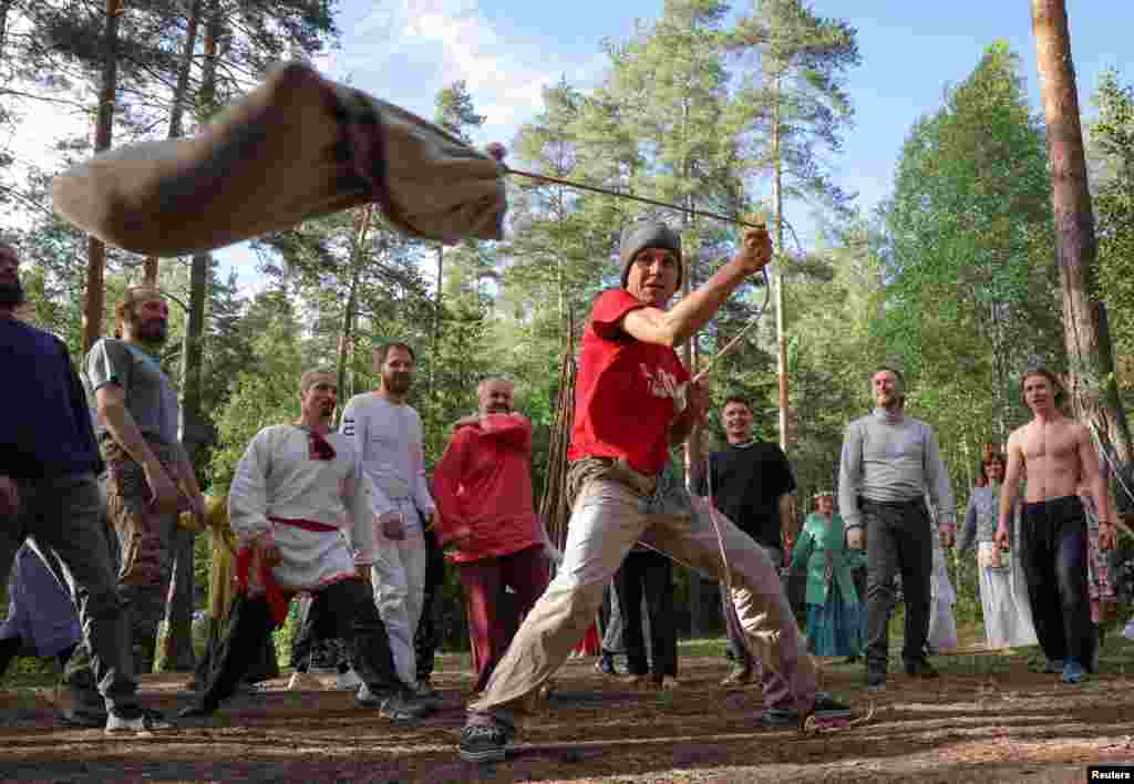 Muškarci igraju tradicionalnu igru tokom festivala Ivana Kupale, koji obilježava dan ljetnog solsticija, u Lenjingradskoj oblasti, Rusija, 20. juna 2024. 
