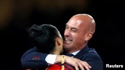 Fotbalista spaniolă Jennifer Hermoso și președintele federației de fotbal din Spania, Luis Rubiales, după victoria Spaniei în Campionatul Mondial de fotbal, Sydney, Australia, 20 august 2023.