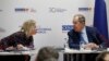 Ministrul de externe al Rusiei, Serghei Lavrov, dreapta, discută cu purtătorul de cuvânt Maria Zaharova la o conferință de presă, în timpul reuniunii Consiliului Ministerial al OSCE, la Skopje, Macedonia de Nord, decembrie 2023.