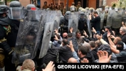 Etnicii sârbi s-au așezat pe stradă în fața cordonului de soldați KFOR, condus de NATO, în fața clădirii municipalității din Zvecan, Kosovo, 29 mai 2023
