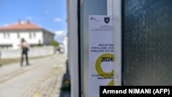 Një fletushkë e vendosur në derën e një shtëpie në Prishtinë, që njofton qytetarët për procesin e regjistrimit të popullsisë.