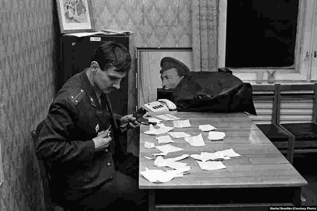 Инспектор собирает порванный протокол, Минск, 1991 год