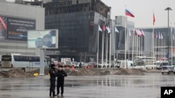 Российские силовики у концертного зала «Крокус Сити Холл» в Красногорске под Москвой, где в результате вооружённого нападения погибли более 130 человек.