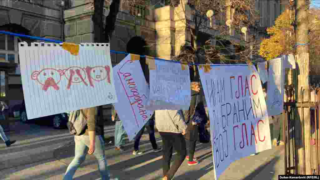 Studenti su najavili da će podneti zahtev svim lokalnim samoupravama za uvid u biračke spiskove, a da će oni imati rok do srede, 27. decembra, u podne.