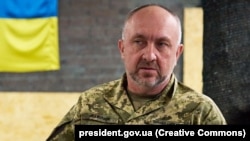 Oleksandr Pavliuk, comandantul forțelor terestre ucrainene, într-o fotografie făcută în septembrie la Donețk, spre sfârșitul primei contraofensive ucrainene. 
