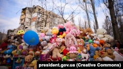 Імпровізований меморіал жертвам удару російського безпілотника, внаслідок якого в багатоповерховому житловому будинку загинули 12 людей, серед яких пʼятеро дітей. Одеса, 6 березня 2024 року 