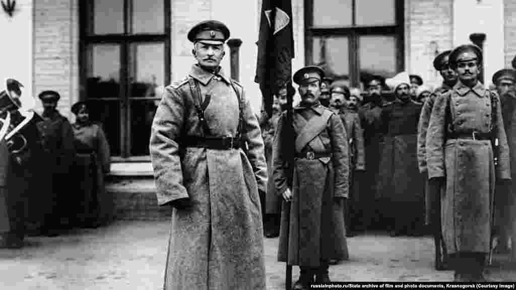 Alekszej Bruszilov orosz tábornok Rivnében 1915 októberében. A cári tábornok a hadtörténelem egyik leghalálosabb offenzívájáért volt felelős, amikor az orosz csapatok 1916-ban Lviv és Voliny térségében megtámadták az Osztrák–Magyar Monarchia haderőit. A Bruszilov-offenzívában, amelyet az antanthatalmak sikerének tekintettek, mindkét oldalon több mint egymillió ember sebesült vagy halt meg. Bruszilov a bolsevik forradalom után csatlakozott a Vörös Hadsereghez