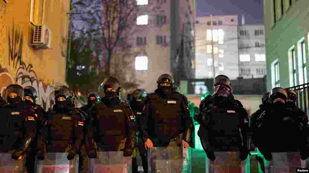 A szerb rendőrség sorfala, miközben az ellenzék támogatói tüntetnek az állami választási bizottság előtt Belgrádban. December 18-án ellenzéki tüntetők vonultak utcára Belgrádban. A tömeg a választási bizottság és a városi közgyűlés épülete előtt gyűlt össze, követelve a belgrádi önkormányzati választások érvénytelenítését 