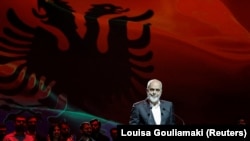 Kryeministri i Shqipërisë, Edi Rama, duke folur para diasporës shqiptare të mbledhur në një sallë në Athinë, Greqi.