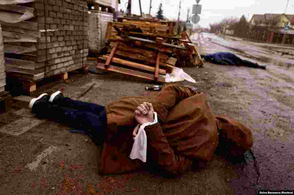 Kur trupat ruse u tërhoqën nga Buça, në periferi të Keivit, pas 33 ditësh pushtim – pasi dështuan të merrnin kontrollin e kryeqytetit ukrainas – ata lanë pas skena të tmerrshme, që edhe pas një viti nuk janë harruar. Fotografitë e trupave të civilëve, disa me duar të lidhura pas shpine, u shpërndan në mbarë botën.