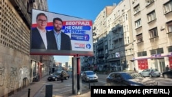 არჩევნებმა პასუხი უნდა გასცეს ქვეყნის მომავალთან დაკავშირებულ უმწვავეს კითხვებს - უნდა დაუკავშიროს თუ არა სერბეთმა თავისი ბედი ევროკავშირს, თუ ბელგრადის ძირითად სტრატეგიულ პარტნიორად კვლავ რუსეთი უნდა დარჩეს.